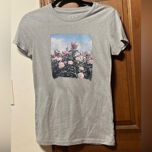 Aeropostale flower design grey tshirt size M